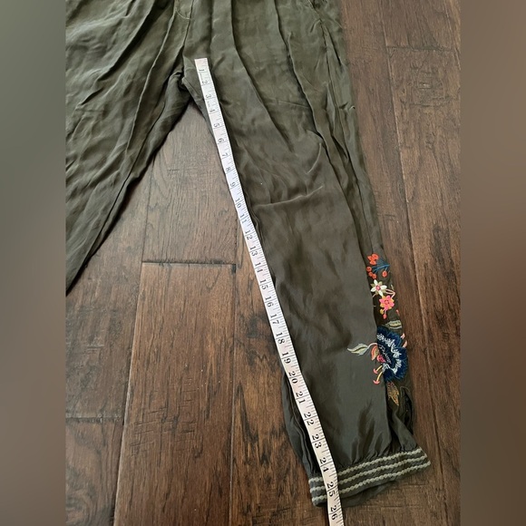 Johnny Was Violette Jogger Pants 
⭐️needs button sewn back on - Picture 7 of 10